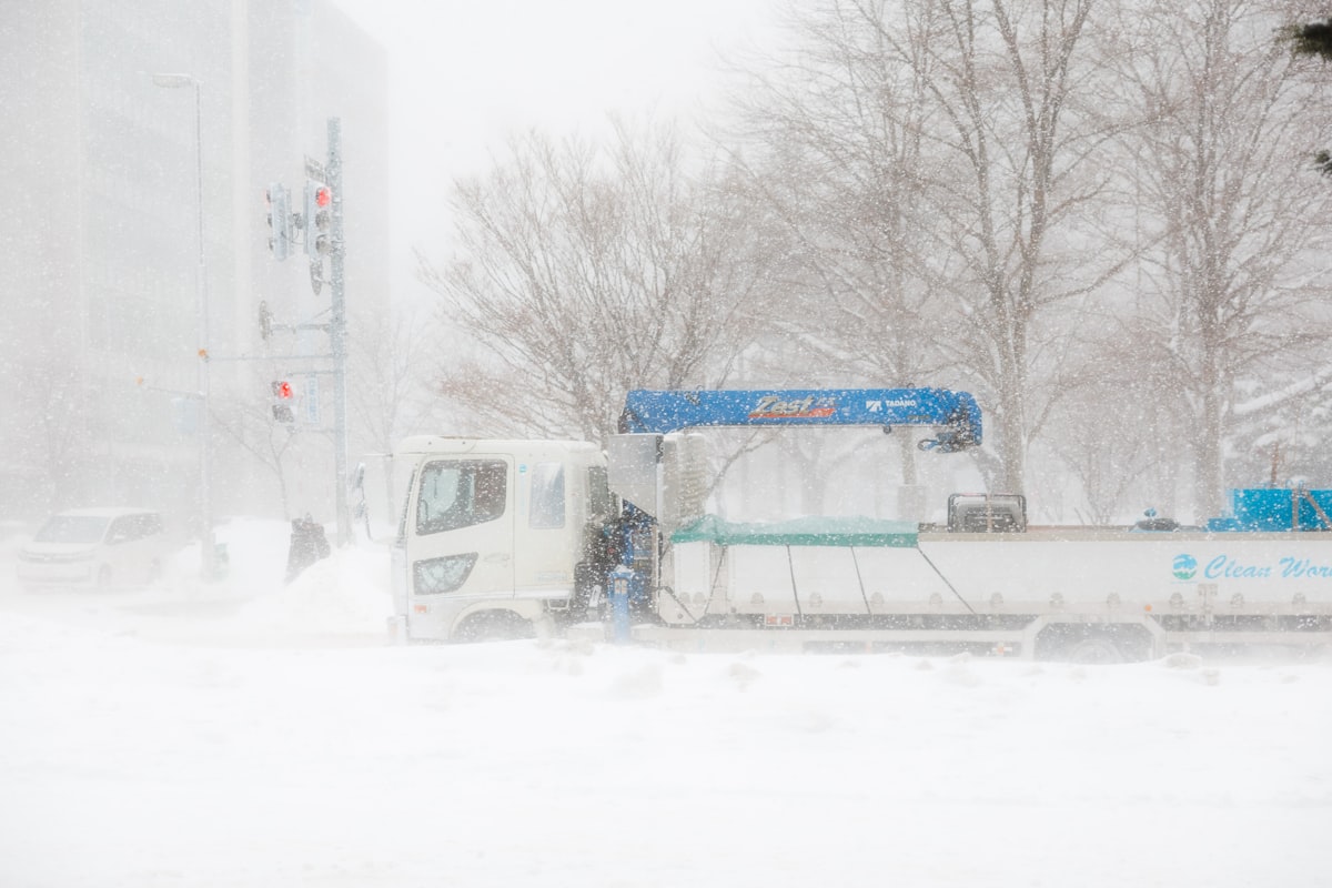 大雪の中を走行する車両